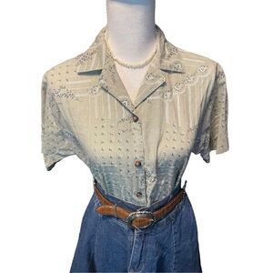 Dainty Green button down with small purple flowers with lace detailing size medi